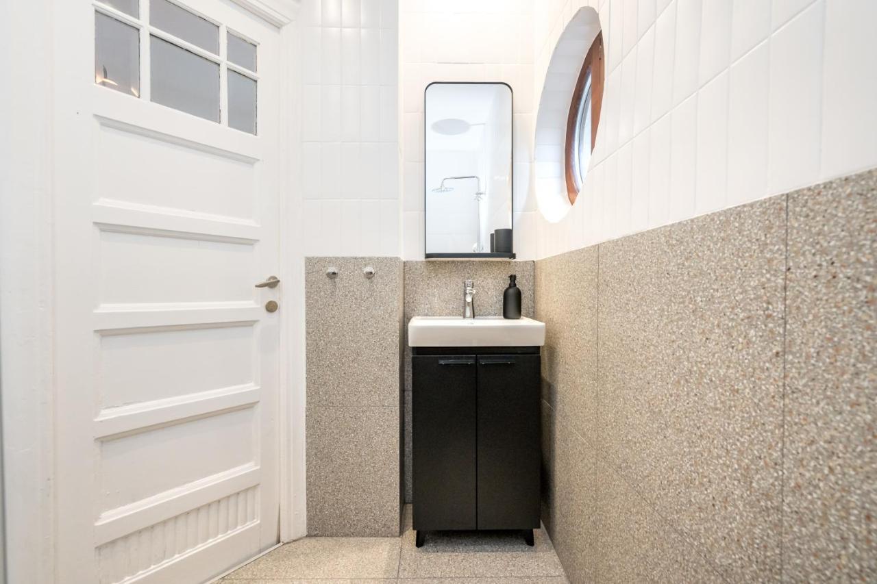 Cismigiu Serenity: 1Br Flat With Scenic Balcony Бухарест Экстерьер фото